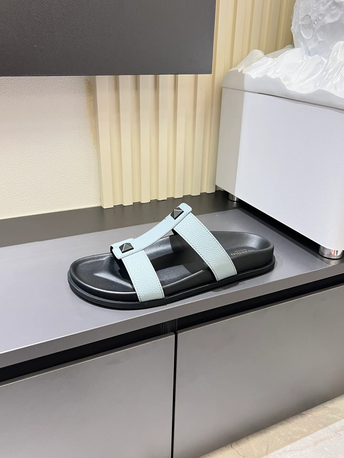 Men's shoes 💰p300 VALENTINO Men's 🧍‍♂️ Spring and summer new style metal logo flat slippers, elegant sandals, the same style worn by celebrities, original molding, imported calfskin. Rubber outsole. Soft and durable, full set of counter packaging size: 39-44 (.45.46 customized)